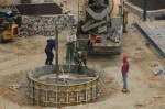 Saules pulksteņa pamatu betonēšana