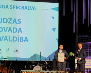 Attēlā- Ludzas novada domes priekšsēdētājs Edgars Mekšs saņemot specbalvu